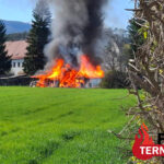 B2 – Gebäudebrand: Holzgaragen in Vollbrand