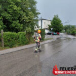 T1 – Umgestürzter Baum und überfluteter Parkplatz nach Unwetter
